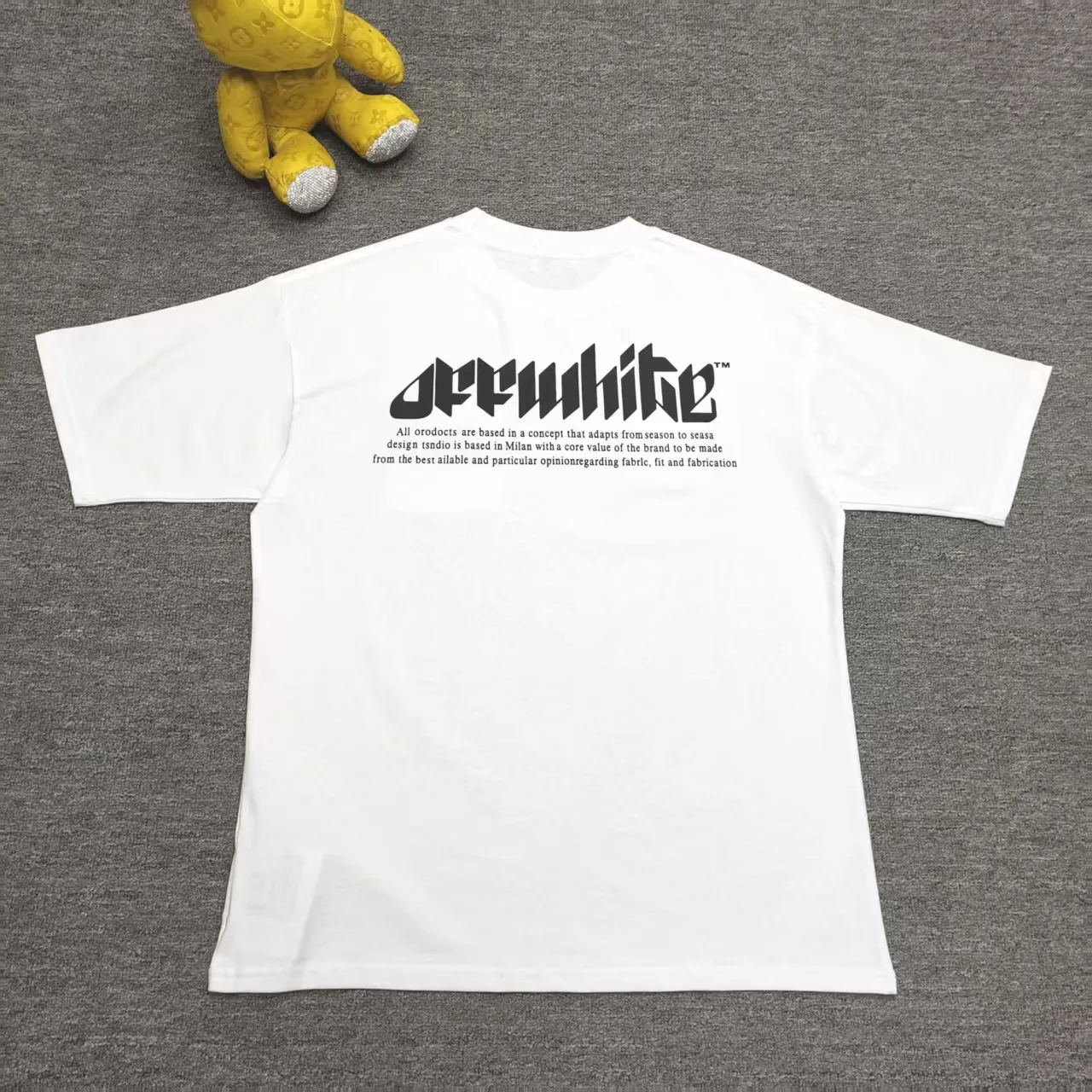 The top proven version OFF-WHI* 25SS new printed short-sleeves, loose fit, the same style for male and female couples stars. American designer Virgil Abloh founded the luxury street brand Off-White based on the pop culture of the younger generation. Walking between street culture and high-end fashion, contemporary elements are used to interpret youth culture, and fine workmanship is used to interpret trendy clothing. Photos, paintings and eye-catching graphic printing are all sources of inspiration for the designer. 32 counts of 260g double yarn pure cotton fabric, the printing uses Kornit digital direct injection technology, and the picture is clear. The white glue base ensures the firmness of the printing, and machine washing is stress-free - 1:1 original mold opening, ZP development, perfectly restored to the original version, produced by a large factory, not produced by a small factory on the market, fine wiring, top-notch craftsmanship, welcome to compare - A full set of customized accessories for collar labels, hang tags, and wash water labels - Exclusive logo packaging - No matter age, body shape or gender, it is very suitable for both men and women. All details are real photos, buy with confidence. Color: Black White Size: S-XL P;120